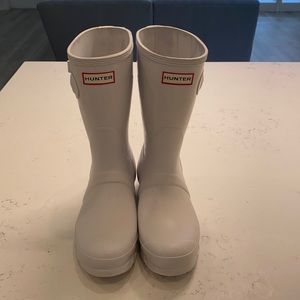 White hunter short rain boots.